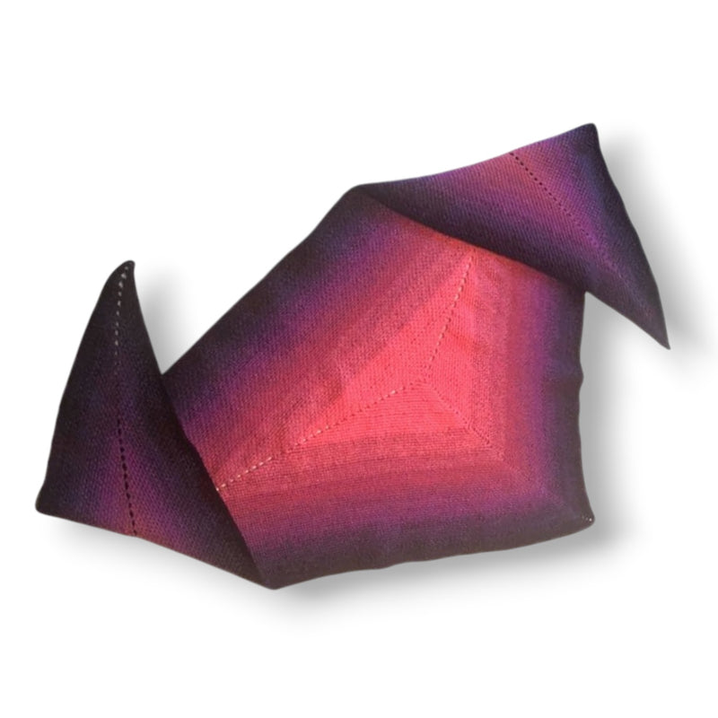 Farbvariante TRAUMFÄNGER mit harmonischem Farbverlauf von warmem Korallenrot zu lebendigem Magenta bis zu tiefem Aubergine, handgefärbte Farbverlaufswolle Modal aus natürlichen Fasern – Modal Farbverlaufsgarn zum Verlieben.