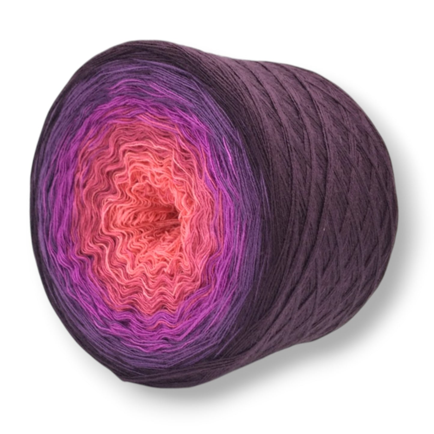 Farbvariante TRAUMFÄNGER mit sanftem Farbspiel von warmem Korallenrot über lebhaftes Magenta zu tiefem Aubergine, handgefärbte Modal Farbverlaufswolle aus natürlichen Fasern – Modal Farbverlaufsgarn zum Verlieben.