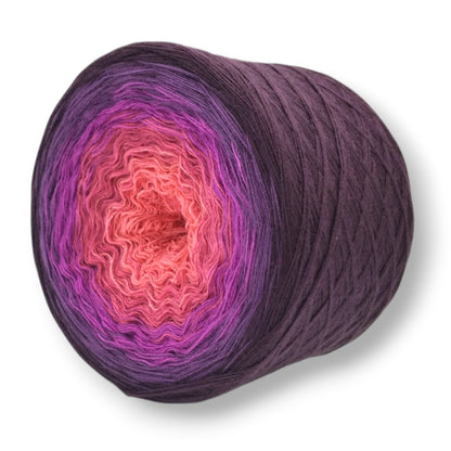 Farbvariante TRAUMFÄNGER mit sanftem Farbspiel von warmem Korallenrot über lebhaftes Magenta zu tiefem Aubergine, handgefärbte Modal Farbverlaufswolle aus natürlichen Fasern – Modal Farbverlaufsgarn zum Verlieben.