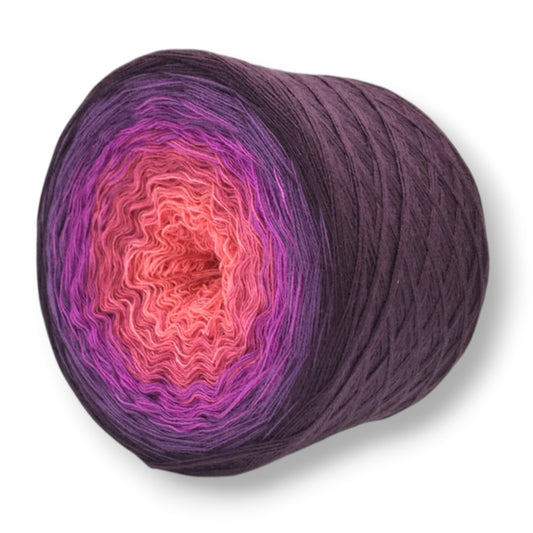 Farbvariante TRAUMFÄNGER mit sanftem Farbspiel von warmem Korallenrot über lebhaftes Magenta zu tiefem Aubergine, handgefärbte Modal Farbverlaufswolle aus natürlichen Fasern – Modal Farbverlaufsgarn zum Verlieben.