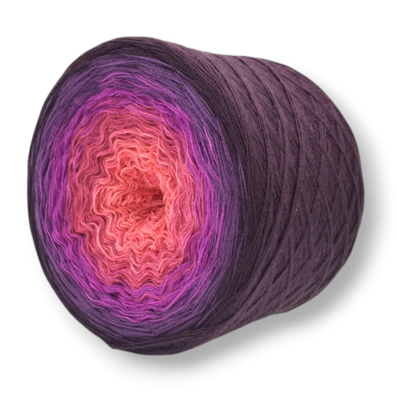 Farbvariante TRAUMFÄNGER mit sanftem Farbspiel von warmem Korallenrot über lebhaftes Magenta zu tiefem Aubergine, handgefärbte Modal Farbverlaufswolle aus natürlichen Fasern – Modal Farbverlaufsgarn zum Verlieben.