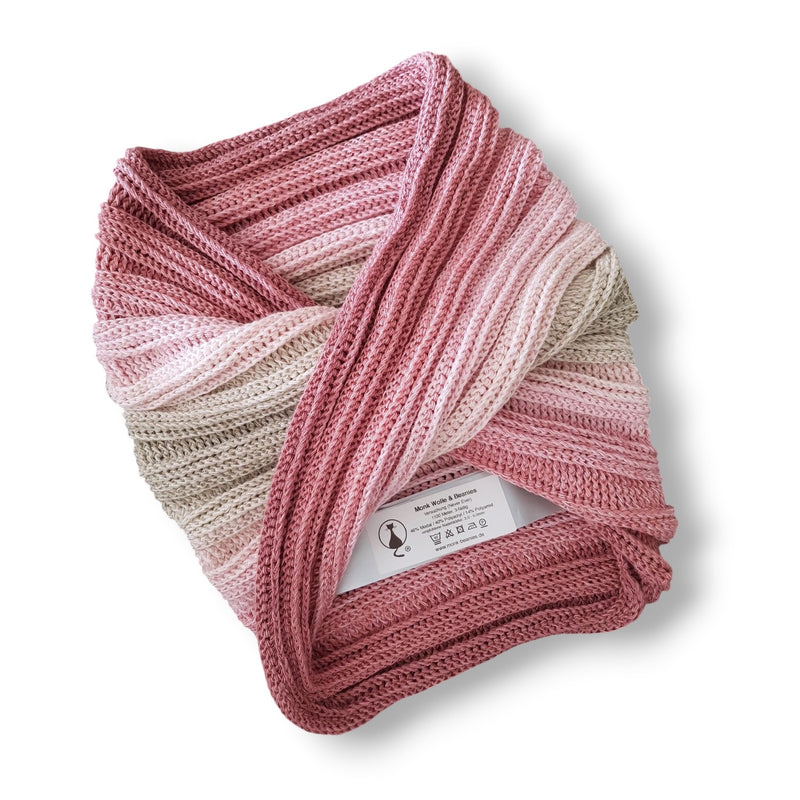 Farbvariante VERSUCHUNG mit sanftem Farbenspiel von hellem Creme über zartes Altrosa bis warmes Rosé, handgefärbte Modal Farbverlaufswolle aus natürlichen Fasern – Modal Farbverlaufsgarn zum Verlieben.