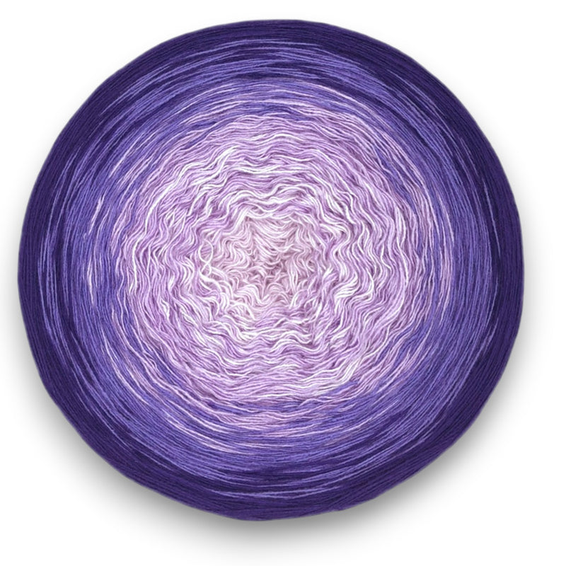 Farbvariante VIOLA mit zartem Farbspiel von hellem Flieder über kräftiges Violett bis zu tiefem Purpur, handgefärbe Farbverlaufswolle Modal aus natürlichen Fasern – Modal Farbverlaufsgarn zum Verlieben.