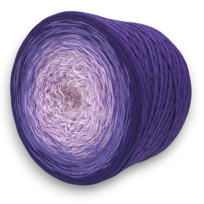 Farbvariante VIOLA mit sanftem Farbverlauf von hellem Flieder über verschiedene Violetttöne bis zu intensivem Purpur, handgefärbe Modal Farbverlaufswolle aus natürlichen Fasern – Modal Farbverlaufsgarn zum Verlieben.