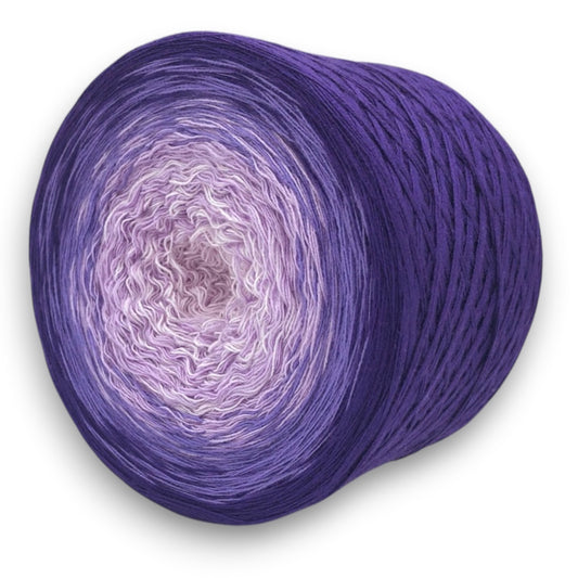 Farbvariante VIOLA mit sanftem Farbverlauf von hellem Flieder über verschiedene Violetttöne bis zu intensivem Purpur, handgefärbe Modal Farbverlaufswolle aus natürlichen Fasern – Modal Farbverlaufsgarn zum Verlieben.