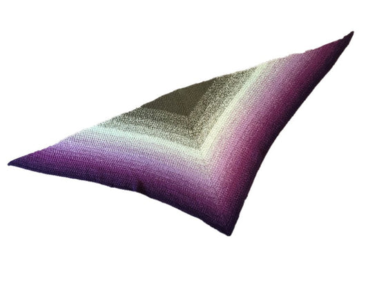 Dreieckstuch Waldelfe (Moss stitch) Häkelanleitung zeigt ein zartes, handgehäkeltes Tuch mit sanften Farbverläufen in Natur- und Beerentönen aus Modal Farbverlaufsgarn natürlichen Fasern – Modal Farbverlaufsgarn zum Verlieben.