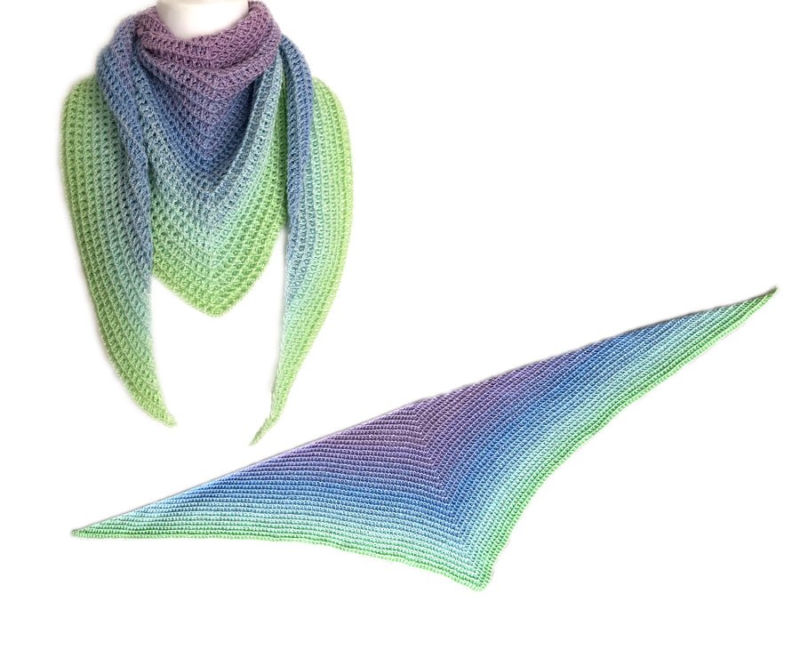 Dreieckstuch im Waffelmuster Häkelanleitung zeigt ein zartes, handgehäkeltes Tuch mit weichen Farbverläufen in Blau-, Grün- und Violetttönen aus Modal Farbverlaufsgarn natürlichen Fasern – Modal Farbverlaufsgarn zum Verlieben.