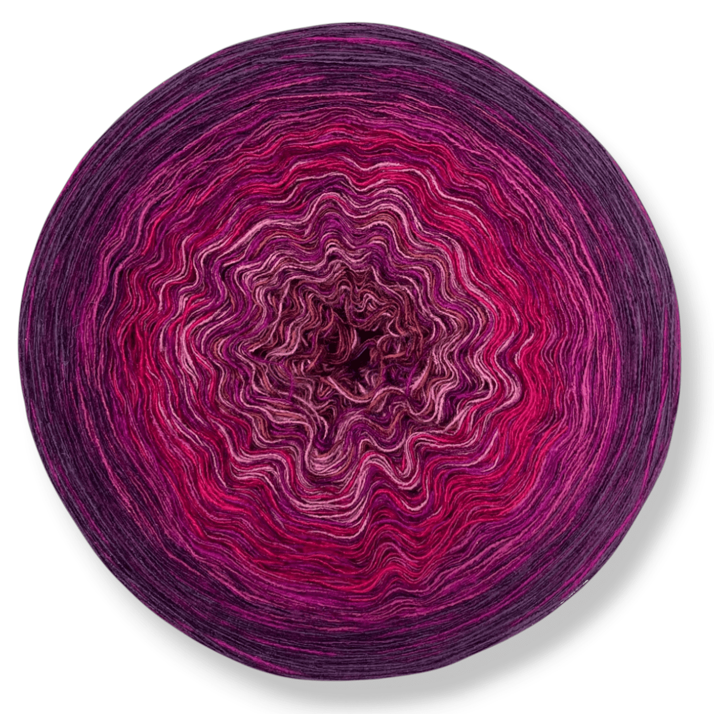 Farbvariante WEIHNACHTSMARMELADE zeigt einen intensiven Modal Farbverlauf von warmem Beerenrot über sattes Pink bis zu dunklem Violett, handgefärbte Farbverlaufswolle Modal aus natürlichen Fasern – Modal Farbverlaufsgarn zum Verlieben.
