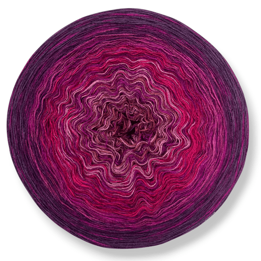 Farbvariante WEIHNACHTSMARMELADE zeigt einen intensiven Modal Farbverlauf von warmem Beerenrot über sattes Pink bis zu dunklem Violett, handgefärbte Farbverlaufswolle Modal aus natürlichen Fasern – Modal Farbverlaufsgarn zum Verlieben.