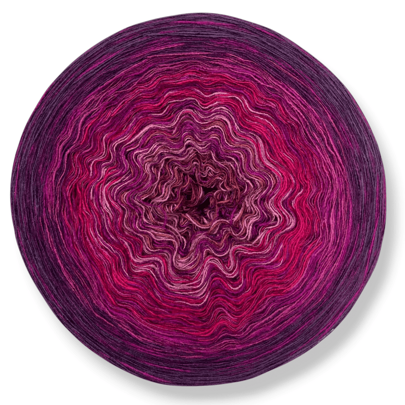 Farbvariante WEIHNACHTSMARMELADE zeigt einen intensiven Modal Farbverlauf von warmem Beerenrot über sattes Pink bis zu dunklem Violett, handgefärbte Farbverlaufswolle Modal aus natürlichen Fasern – Modal Farbverlaufsgarn zum Verlieben.