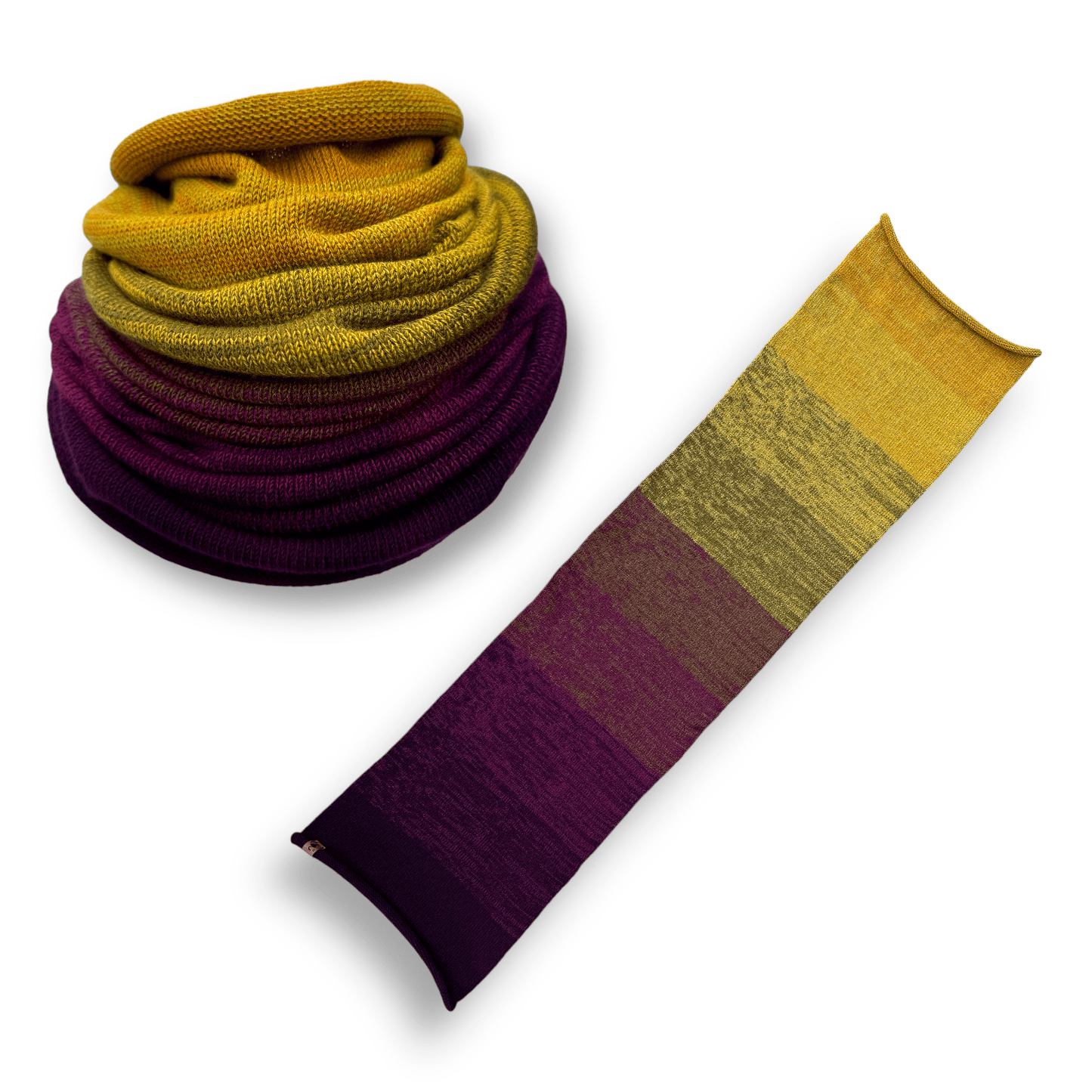 Farbvariante WEINLESE zeigt ein gestricktes Accessoire mit handgefärbter Farbverlaufswolle Modal in warmen Gelb- und tiefen Burgundertönen, gefertigt aus natürlichen Fasern, einzigartiges Modal Farbverlaufsgarn zum Verlieben.