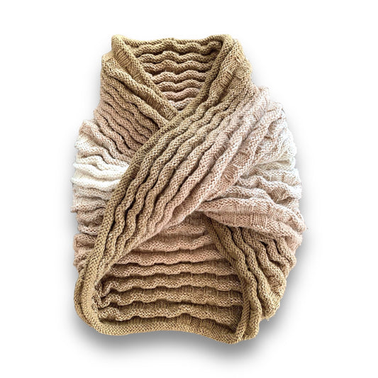 Möbius im Wellenmuster Strickanleitung mit sanften Naturtönen und welligem Design, gefertigt aus handgefärbter Farbverlaufswolle Modal aus natürlichen Fasern – Modal Farbverlaufsgarn zum Verlieben.