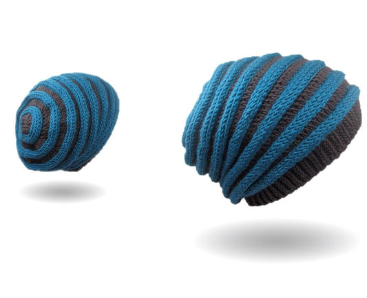 Wurmbeanie Häkelanleitung präsentiert eine einzigartige handgehäkelte Mütze mit spiralförmigem Muster in Blau und Grau aus Modal Farbverlaufsgarn natürlichen Fasern – Modal Farbverlaufsgarn zum Verlieben.