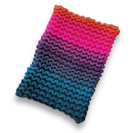 Schrumpelchen Strickanleitung mit lebendigem Wellenmuster in kräftigen Rot-, Pink-, Violett- und Blautönen, gefertigt aus Modal Farbverlaufsgarn aus natürlichen Fasern – Modal Farbverlaufsgarn zum Verlieben.