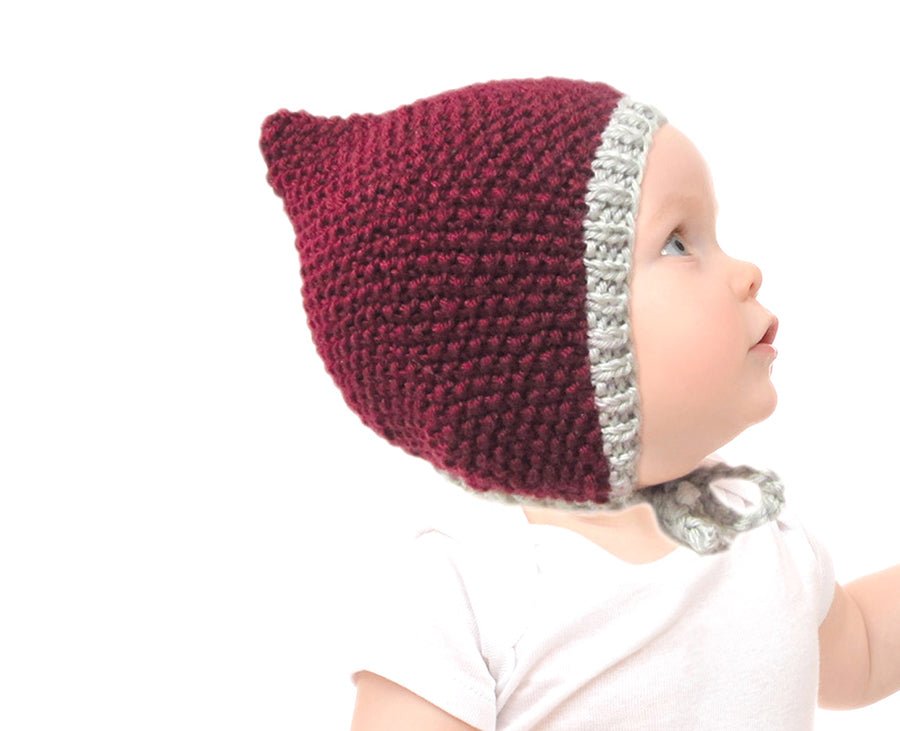 Baby Zwergenmütze Strickanleitung zeigt eine handgestrickte, weinrote Zipfelmütze mit grauem Rand aus Modal Farbverlaufsgarn natürlichen Fasern – Modal Farbverlaufsgarn zum Verlieben.