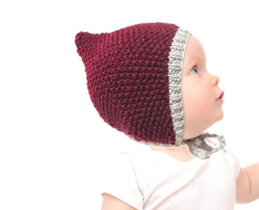 Baby Zwergenmütze Strickanleitung zeigt eine handgestrickte, weinrote Zipfelmütze mit grauem Rand aus Modal Farbverlaufsgarn natürlichen Fasern – Modal Farbverlaufsgarn zum Verlieben.