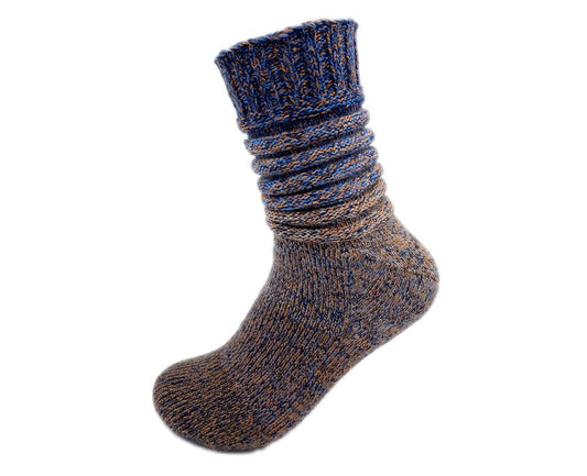 Sockenvariante GROßER ONKEL in meliertem Blau und Braun mit weicher Rippenstruktur und legerem Sitz, gefertigt aus handgefärbter Farbverlaufswolle Modal natürlichen Ursprungs – Modal Farbverlaufsgarn zum Verlieben.