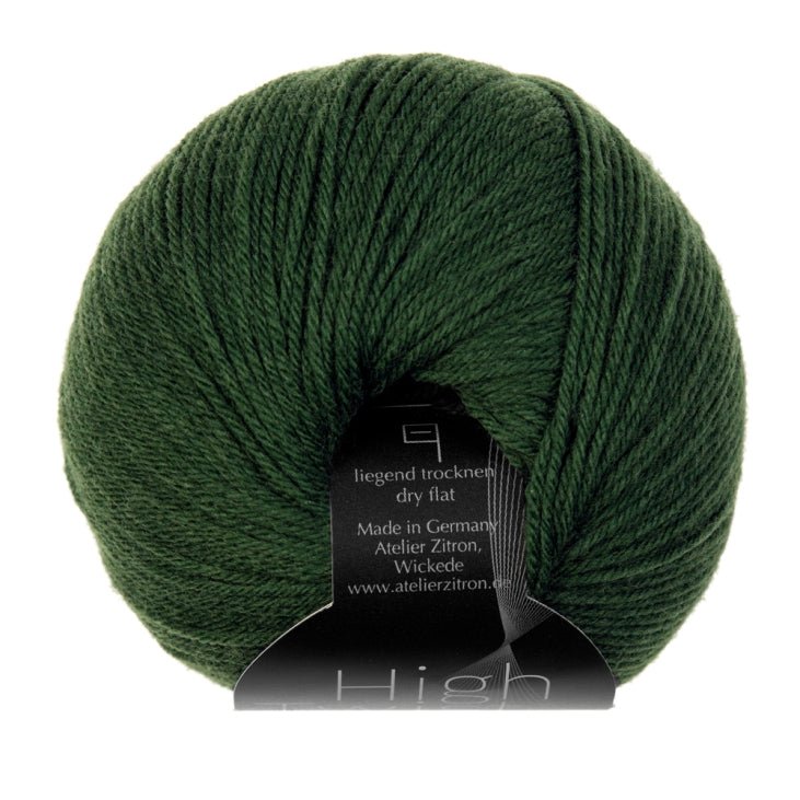 High Twist Concept zeigt ein handgefärbtes Modal Farbverlaufsgarn in sattem Tannengrün mit besonders weichen, natürlichen Fasern, Modal Farbverlaufsgarn zum Verlieben.