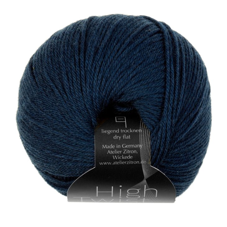 High Twist Concept zeigt ein handgefärbtes Modal Farbverlaufsgarn in tiefem Dunkelblau mit natürlichen Fasern, besonders weich und angenehm, Modal Farbverlaufsgarn zum Verlieben.