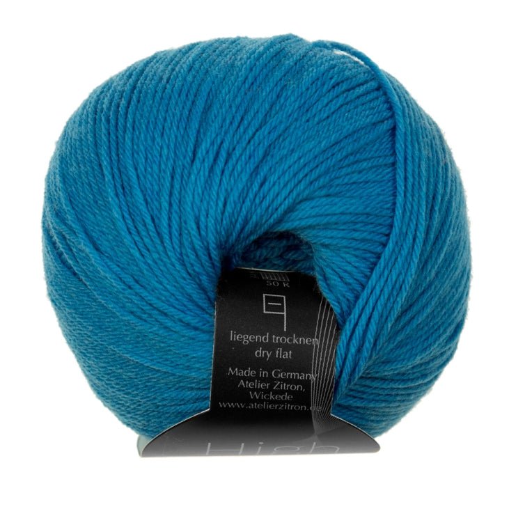 High Twist Concept präsentiert ein handgefärbtes Modal Farbverlaufsgarn in kräftigem Blau, natürliche Fasern, besonders weich und geschmeidig, Modal Farbverlaufsgarn zum Verlieben.
