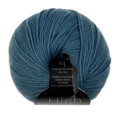High Twist Concept präsentiert ein handgefärbtes Modal Farbverlaufsgarn in intensivem Blauton mit besonders weichen, natürlichen Fasern, Modal Farbverlaufsgarn zum Verlieben.