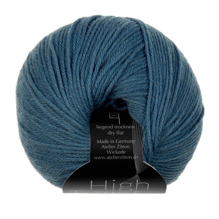 High Twist Concept präsentiert ein handgefärbtes Modal Farbverlaufsgarn in intensivem Blauton mit besonders weichen, natürlichen Fasern, Modal Farbverlaufsgarn zum Verlieben.