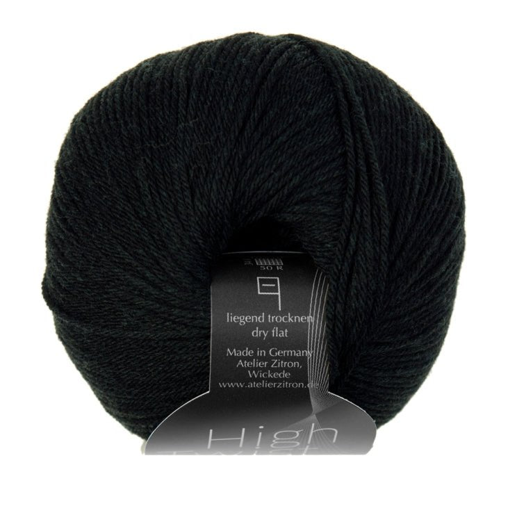 High Twist Concept zeigt ein handgefärbtes Modal Farbverlaufsgarn in tiefem Schwarz mit besonders weichen, natürlichen Fasern, Farbverlaufswolle Modal zum Verlieben.