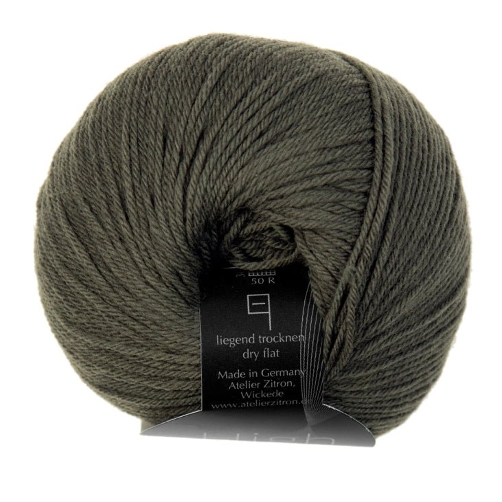 High Twist Concept zeigt ein handgefärbtes Modal Farbverlaufsgarn in elegantem Olivton mit besonders weichen, natürlichen Fasern, Modal Farbverlaufsgarn zum Verlieben.