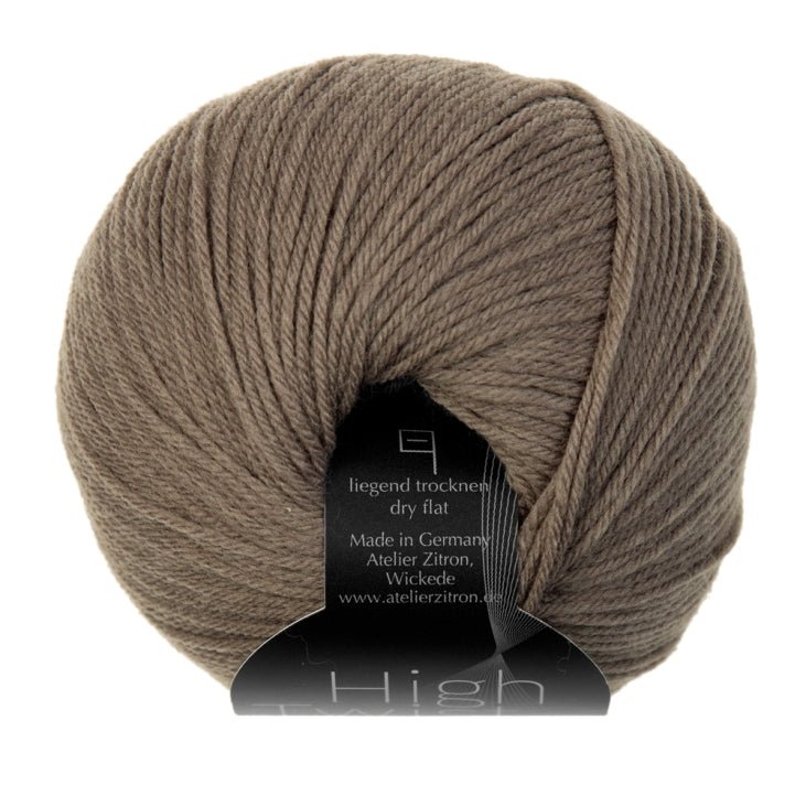 High Twist Concept zeigt ein handgefärbtes Modal Farbverlaufsgarn in warmem Taupe mit besonders natürlichen Fasern und weicher Haptik, Modal Farbverlaufsgarn zum Verlieben.