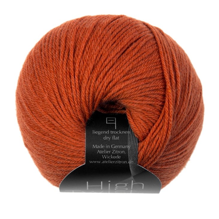 High Twist Concept zeigt ein handgefärbtes Modal Farbverlaufsgarn in warmem Rostton mit natürlichen Fasern und besonders weicher, anschmiegsamer Haptik, Modal Farbverlaufsgarn zum Verlieben.