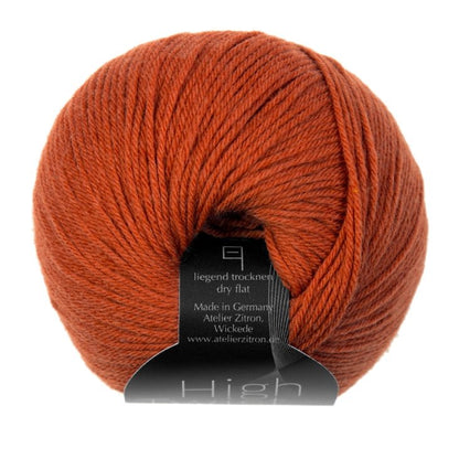 High Twist Concept zeigt ein handgefärbtes Modal Farbverlaufsgarn in warmem Rostton mit natürlichen Fasern und besonders weicher, anschmiegsamer Haptik, Modal Farbverlaufsgarn zum Verlieben.