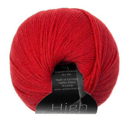 High Twist Concept zeigt ein handgefärbtes Modal Farbverlaufsgarn in intensivem Rot mit natürlichen Fasern und besonders weicher, anschmiegsamer Modal Farbverlaufswolle zum Verlieben.