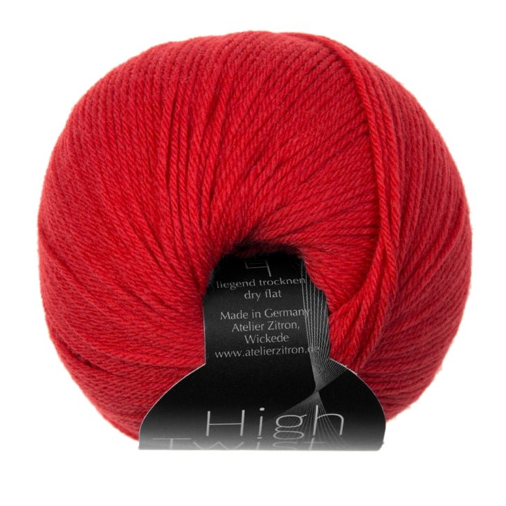 High Twist Concept zeigt ein handgefärbtes Modal Farbverlaufsgarn in intensivem Rot mit natürlichen Fasern und besonders weicher, anschmiegsamer Modal Farbverlaufswolle zum Verlieben.