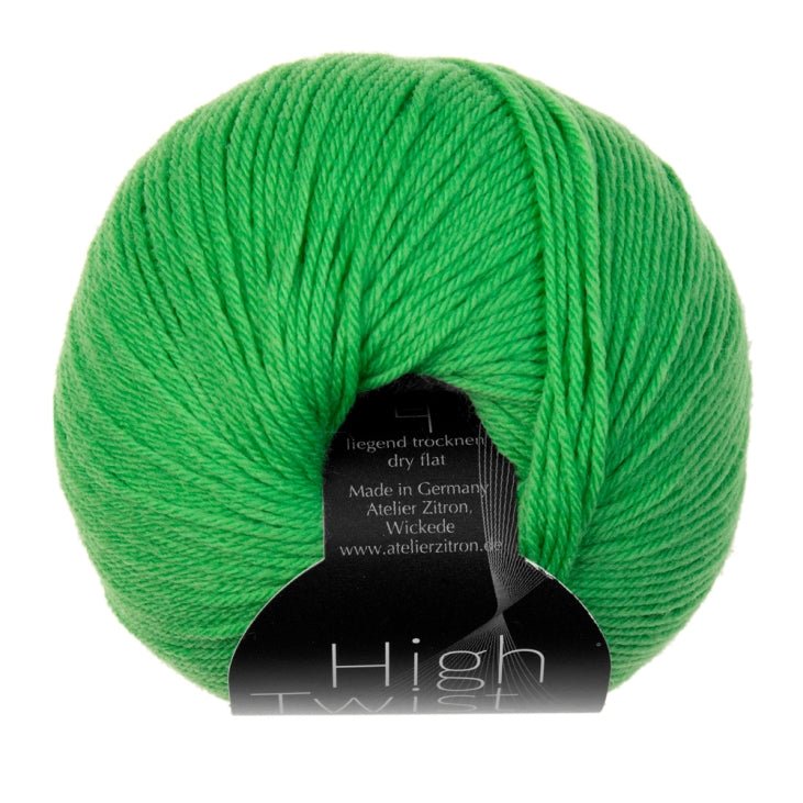 High Twist Concept zeigt ein leuchtendes Grünton Modal Farbverlaufsgarn mit besonders weichen, natürlichen Fasern, handgefärbte Farbverlaufswolle, Modal Farbverlaufsgarn zum Verlieben.