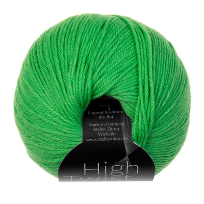 High Twist Concept zeigt ein leuchtendes Grünton Modal Farbverlaufsgarn mit besonders weichen, natürlichen Fasern, handgefärbte Farbverlaufswolle, Modal Farbverlaufsgarn zum Verlieben.