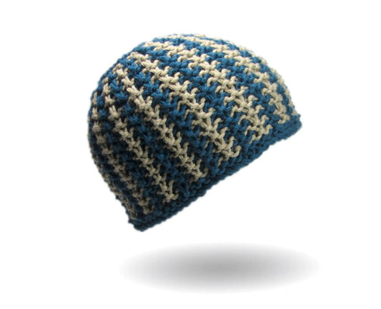 Beanie mit kleinen Dreiecksmuster Strickanleitung zeigt eine gemütliche Mütze mit kontrastreichem Streifenmuster in Blau und Beige, gefertigt aus Modal Farbverlaufsgarn natürlichen Fasern – Modal Farbverlaufsgarn zum Verlieben.