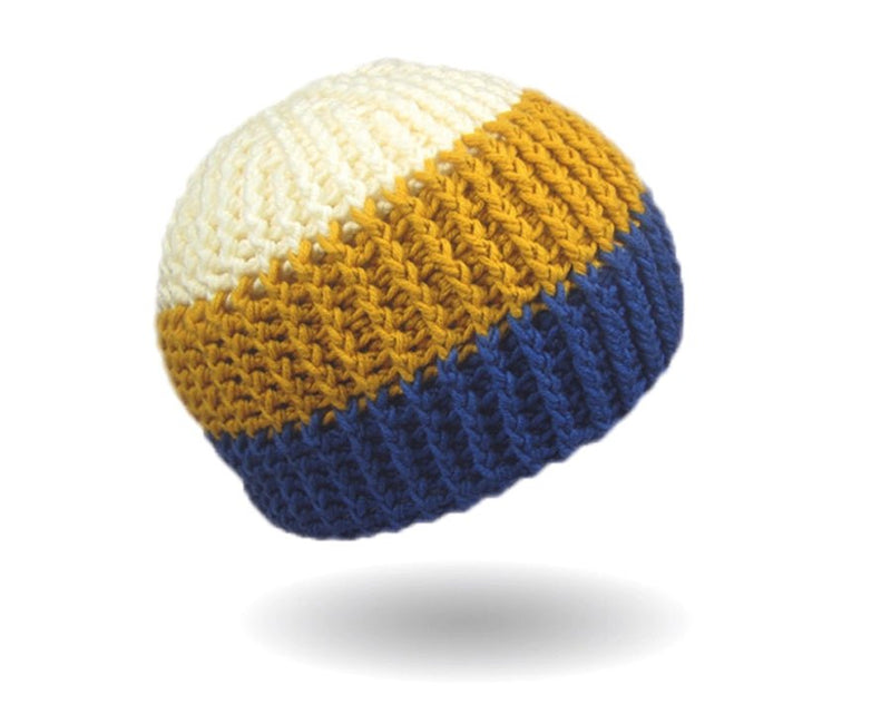 Ribbed Beanie von unten/ oben Häkelanleitung zeigt eine farbenfrohe, handgehäkelte Mütze mit breiten Rippen in Weiß, Senfgelb und Dunkelblau aus Modal Farbverlaufsgarn natürlichen Fasern – Modal Farbverlaufsgarn zum Verlieben.