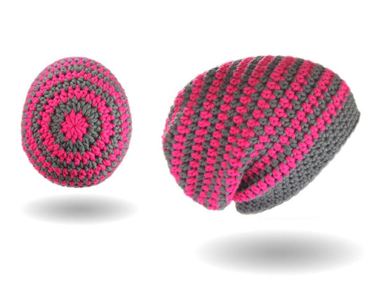Simple Longbeanie Häkelanleitung zeigt eine farbenfrohe, handgehäkelte Longbeanie mit auffälligem Ringelmuster in Pink und Grau aus Modal Farbverlaufsgarn natürlichen Fasern – Modal Farbverlaufsgarn zum Verlieben.
