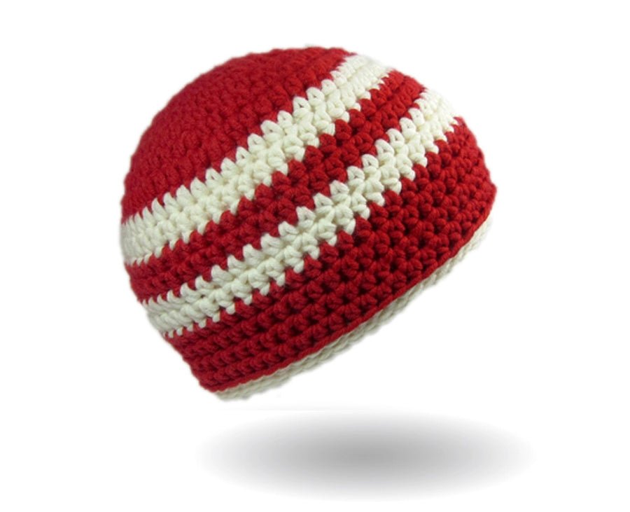 Simple Beanie Häkelanleitung zeigt eine handgehäkelte Mütze mit klassischem Streifendesign in Rot und Weiß aus Modal Farbverlaufsgarn natürlichen Fasern – Modal Farbverlaufsgarn zum Verlieben.