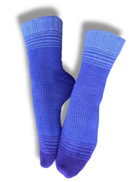 Sneaker & Socken Fade mit Monkferse Strickanleitung (Toe up) in sanften Blautönen mit dezentem Farbverlauf, gefertigt aus Modal Farbverlaufsgarn aus natürlichen Fasern – Modal Farbverlaufsgarn zum Verlieben.