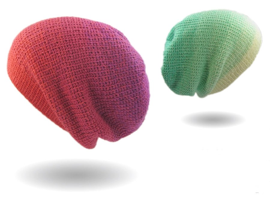 Strickstich Beanie Häkelanleitung zeigt zwei locker geschnittene Mützen in sanften Farbverläufen von Rot zu Violett und Grün zu Beige aus Modal Farbverlaufsgarn natürlichen Fasern – Modal Farbverlaufsgarn zum Verlieben.