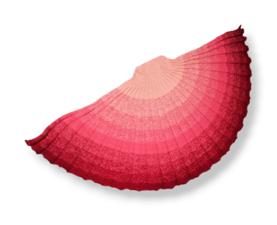 Farbvariante SWEET KISS zeigt einen sanften Verlauf von zartem Apricot über lebhaftes Rosa bis zu tiefem Beerenrot, handgefärbte Modal Farbverlaufswolle aus natürlichen Fasern – Modal Farbverlaufsgarn zum Verlieben.