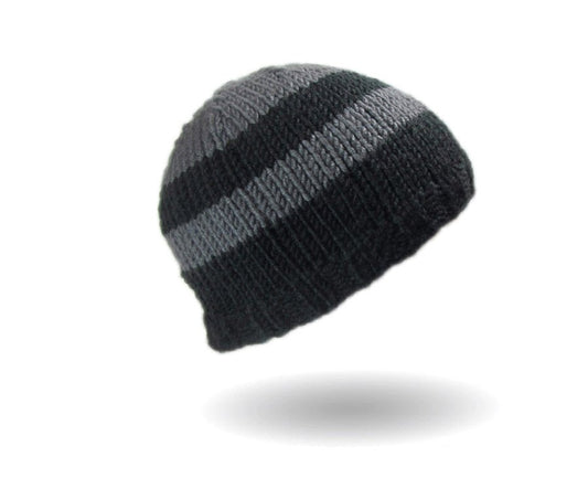 Unisex Beanie Strickanleitung zeigt eine zeitlose, handgestrickte Mütze mit elegantem Blockstreifenmuster in Schwarz und Dunkelgrau, gefertigt aus Modal Farbverlaufsgarn natürlichen Fasern – Modal Farbverlaufsgarn zum Verlieben.