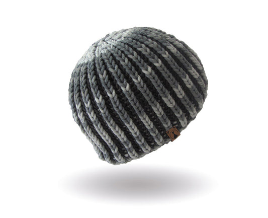 Mütze im Vollpatent Strickanleitung zeigt eine moderne, gestreifte Mütze in Grautönen, gefertigt aus handgefärbter Modal Farbverlaufswolle in natürlichen Fasern – Modal Farbverlaufsgarn zum Verlieben.